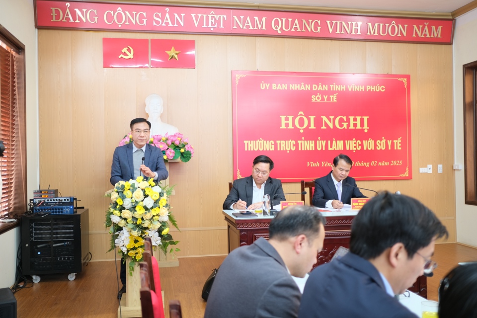 Giám đốc Sở Y tế Vĩnh Phúc Lê Hồng Trung trình bày báo cáo. Ảnh: Sỹ Hào. 