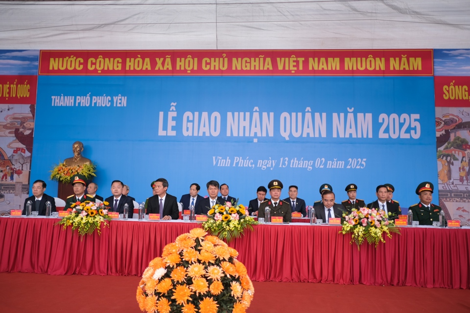 Đại diện lãnh đạo chính quyền và các đơn vị tỉnh Vĩnh Phúc dự Lễ giao nhận quân năm 2025 tại thành phố Phúc Yên. Ảnh: Sỹ Hào