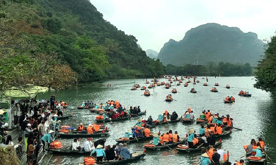 Du khách tham quan Khu du lịch sinh thái Tràng An.