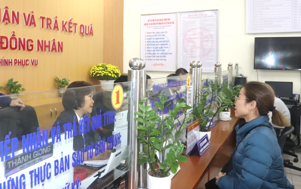 Cán bộ, công chức phường Đồng Nhân (quận Hai Bà Trưng, Hà Nội) hướng dẫn người dân thực hiện thủ tục hành chính