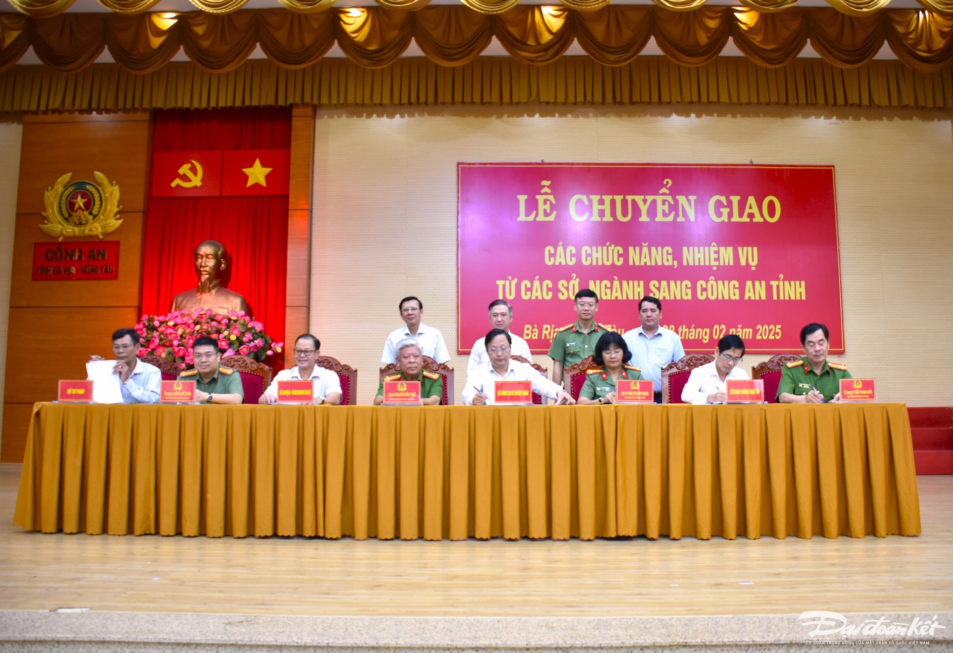 Lễ ký bàn giao chức năng, nhiệm vụ từ các sở, ngành sang Công an tỉnh. Ảnh: H.Phúc.