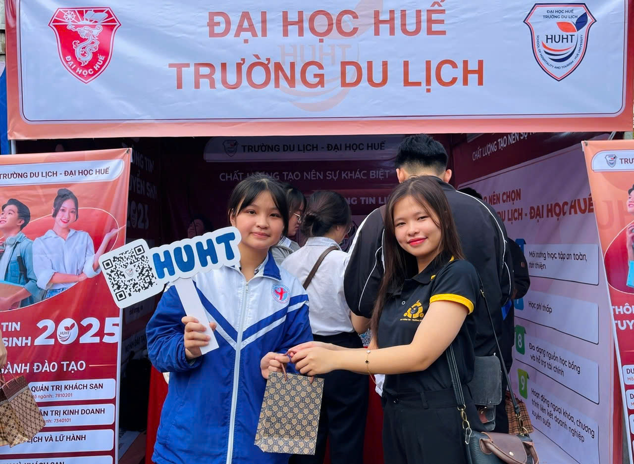 Học sinh phấn khởi chọn nghề, nhận quà 'siêu cute' ở gian hàng tư vấn mùa thi - Ảnh 4.