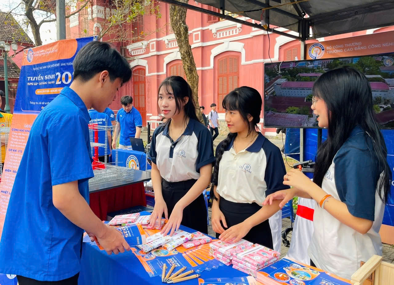 Học sinh phấn khởi chọn nghề, nhận quà 'siêu cute' ở gian hàng tư vấn mùa thi - Ảnh 13.