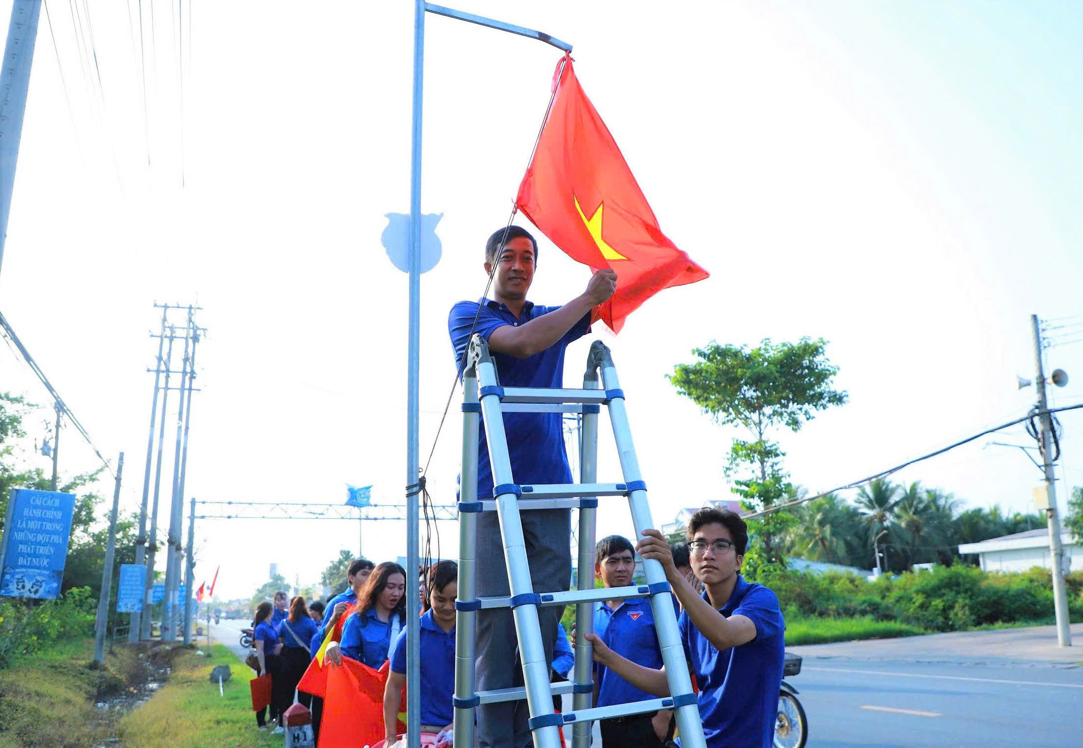 Thanh niên Cần Thơ làm Đường cờ Tổ quốc dài 50km trong Tháng thanh niên - Ảnh 2.