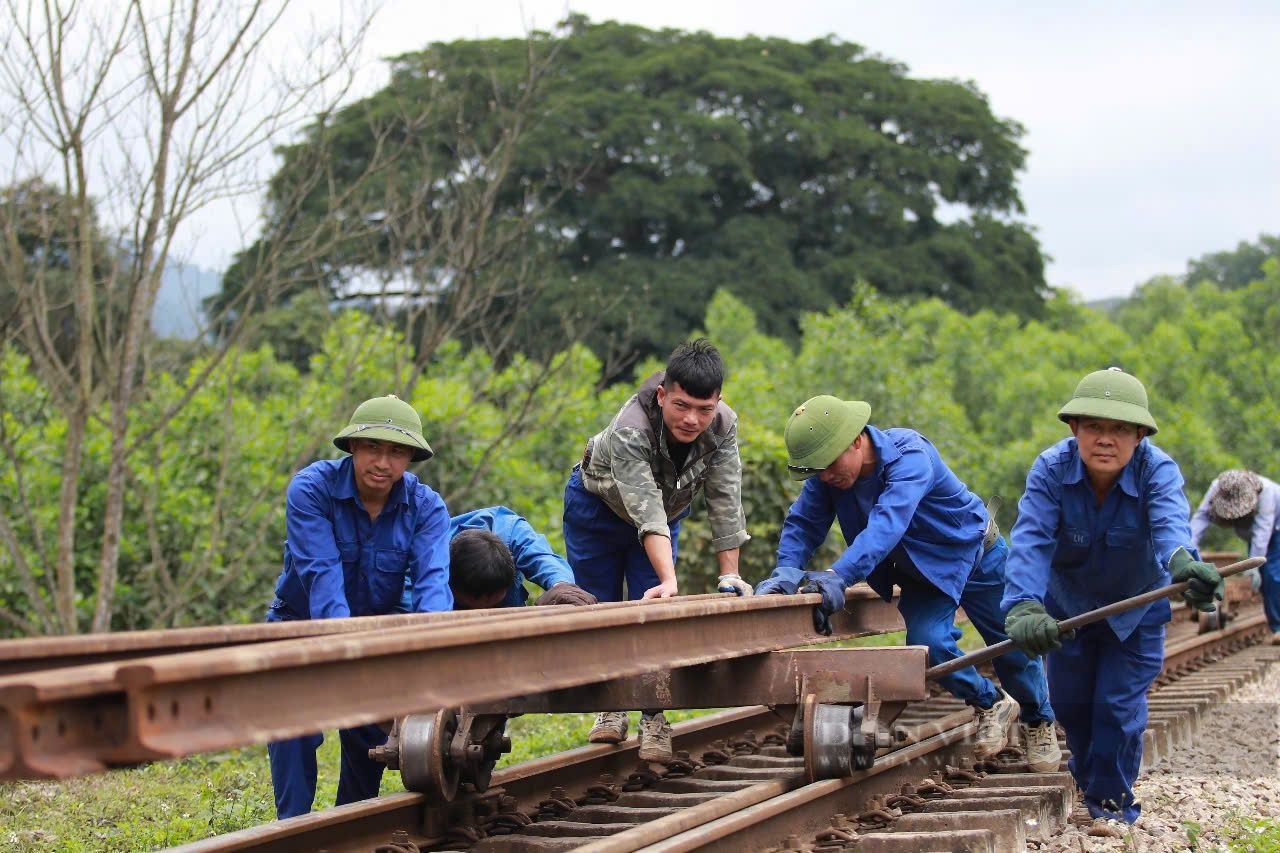 Hiện trường vụ tàu hỏa va chạm xe tải, đường sắt Bắc - Nam tê liệt ở Hà Tĩnh- Ảnh 11.