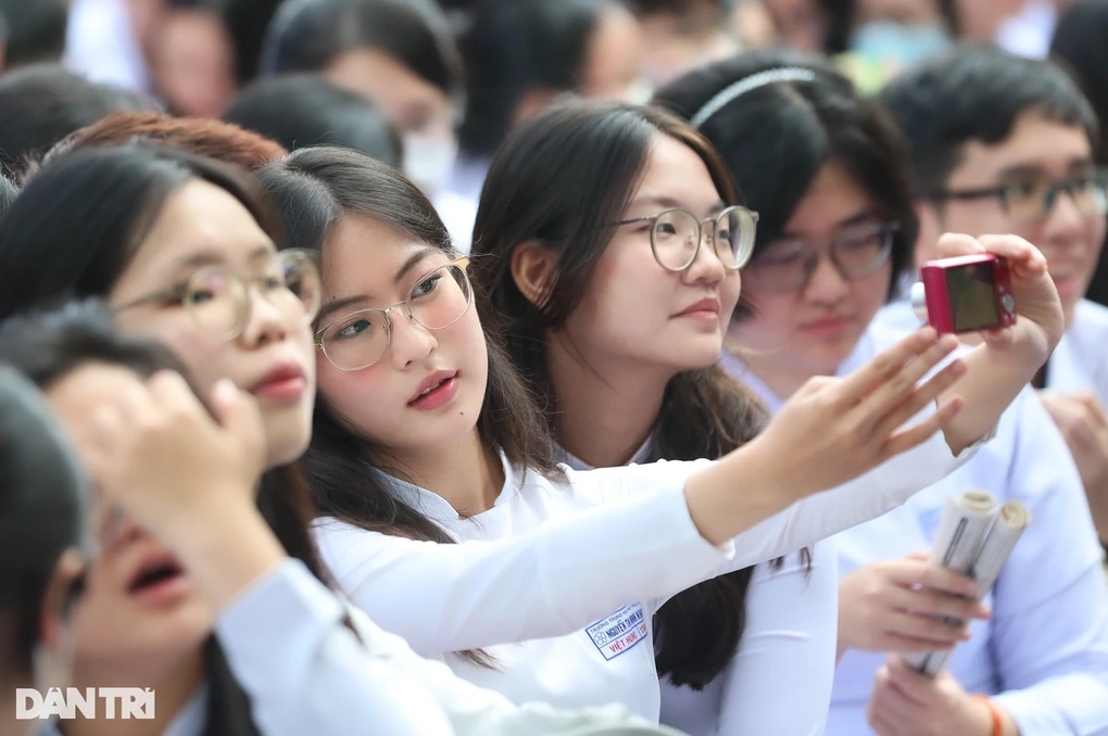 Bộ Chính trị quyết định miễn toàn bộ học phí cho học sinh công lập cả nước - 1 Bộ Chính trị quyết định miễn toàn bộ học phí cho học sinh công lập cả nước - 1