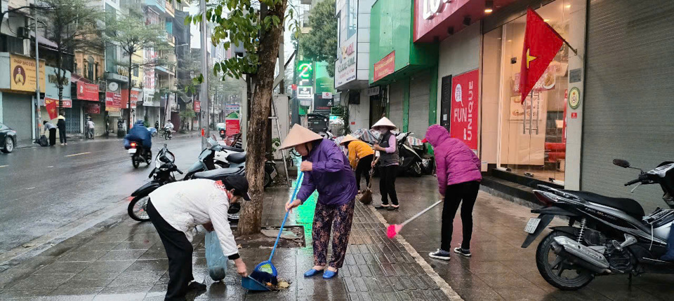 Phụ nữ Đống Đa ra quân tổng vệ sinh môi trường trong theo chỉ đạo của quận và theo phát động của Hội LHPN thành phố