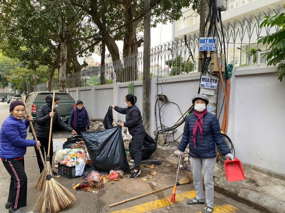 Phụ nữ quận Long Biên tích cực hưởng ứng tổng vệ sinh môi trường, làm đẹp đường làng, các con phố