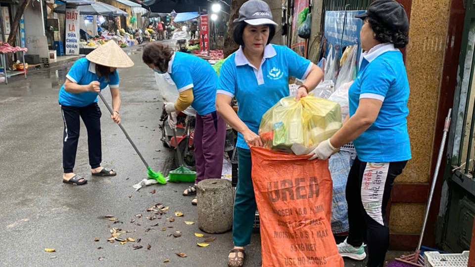 Hội viên phụ nữ 10 phường trên địa bàn quận Nam Từ Liêm đồng loạt ra quân tổng vệ sinh môi trường sáng 2/3