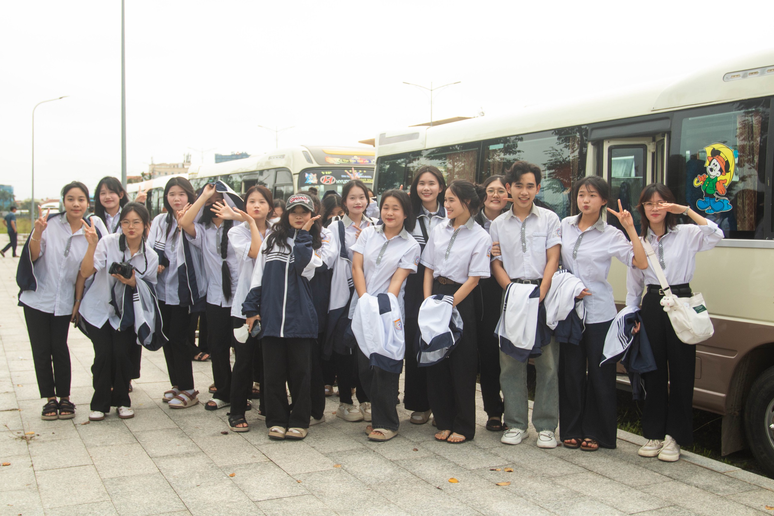 Đoàn xe 'hành quân' đưa hàng ngàn học sinh tham gia Tư vấn mùa thi - Ảnh 2.