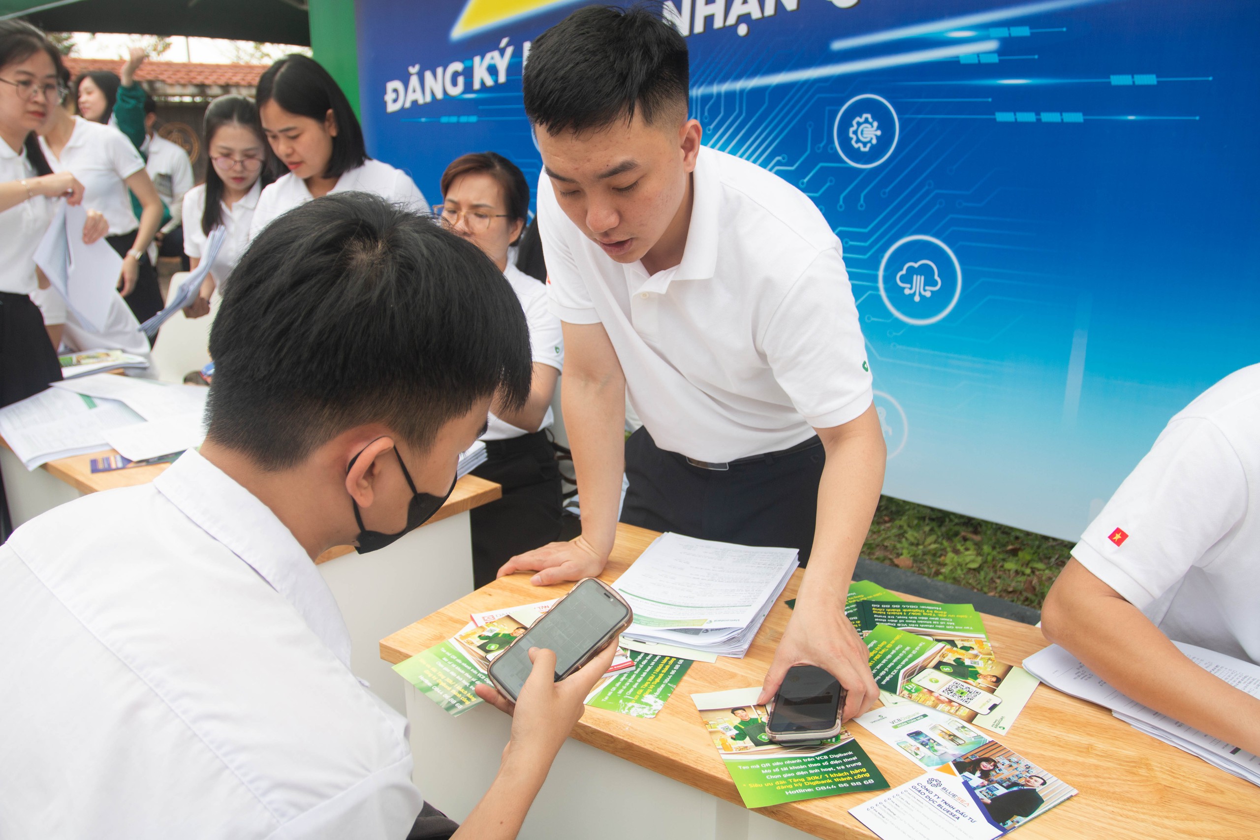 Đoàn xe 'hành quân' đưa hàng ngàn học sinh tham gia Tư vấn mùa thi - Ảnh 6.