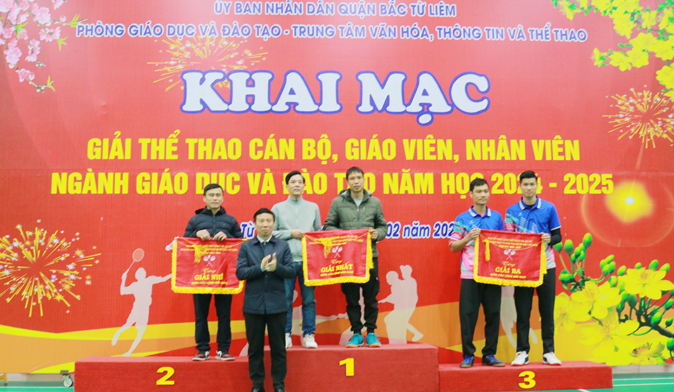 Giám đốc Trung tâm Văn hóa –Thông tin và Thể thao quận Bắc Từ Liêm Trần Trung Tuyển trao giải cho các đơn vị thi đấu môn cầu lông đôi nam.