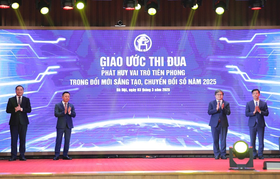 4 cơ quan: Văn phòng Thành ủy, Văn phòng Đoàn ĐBQH&HĐND TP, Văn phòng UBND TP, Trung tâm Phục vụ hành chính công TP thực hiện ký kết giao ước thi đua với nhiều nội dung quan trọng phục vụ chuyển đổi số.