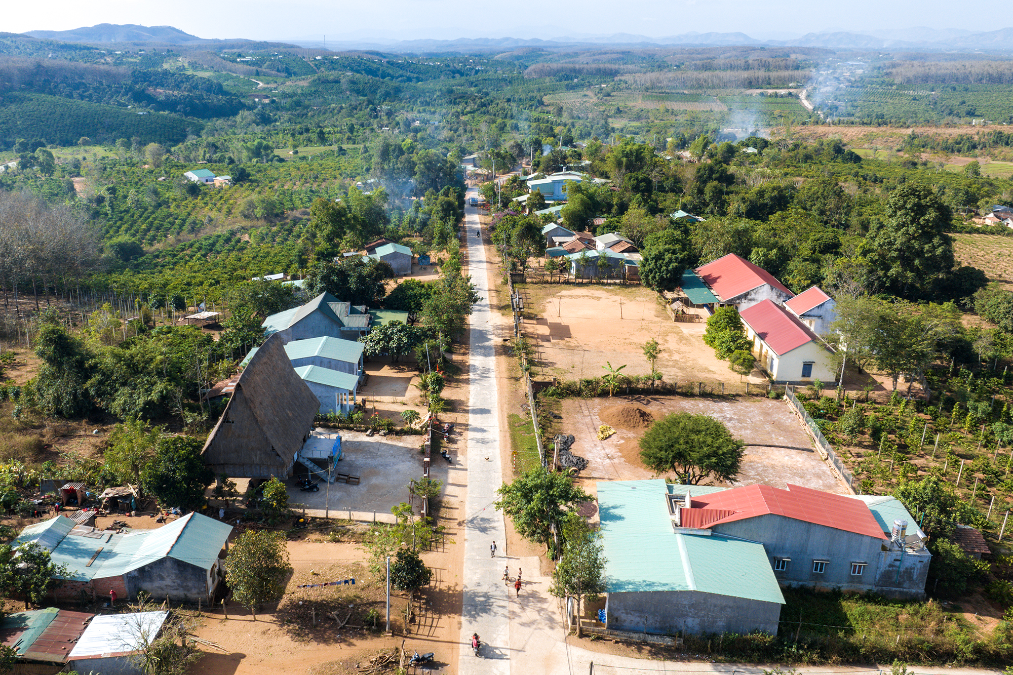 Nông dân một xã vùng cao ở Kon Tum đoàn kết xây dựng thôn nông thôn mới - Ảnh 3.