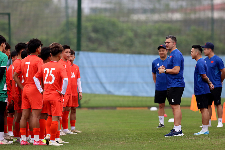 Trong buổi tập này, HLV Roland giành nhiều thời gian nói về triết lí bóng đá mà U17 Việt Nam hướng tới.