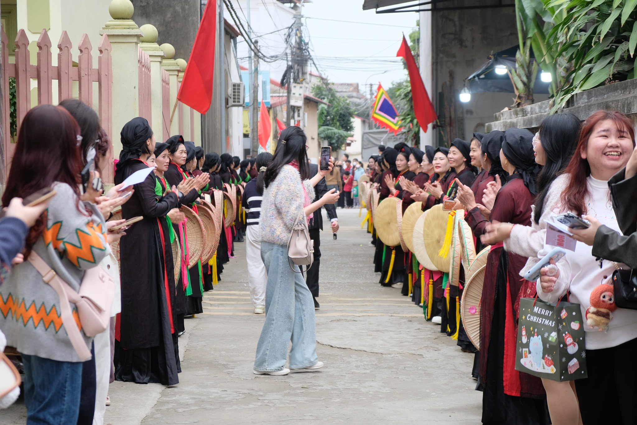 Dân làng Hòa Minzy không chỉ đóng MV Bắc Bling, còn góp chiếu, mành, cày view lên top 1 - Ảnh 3.