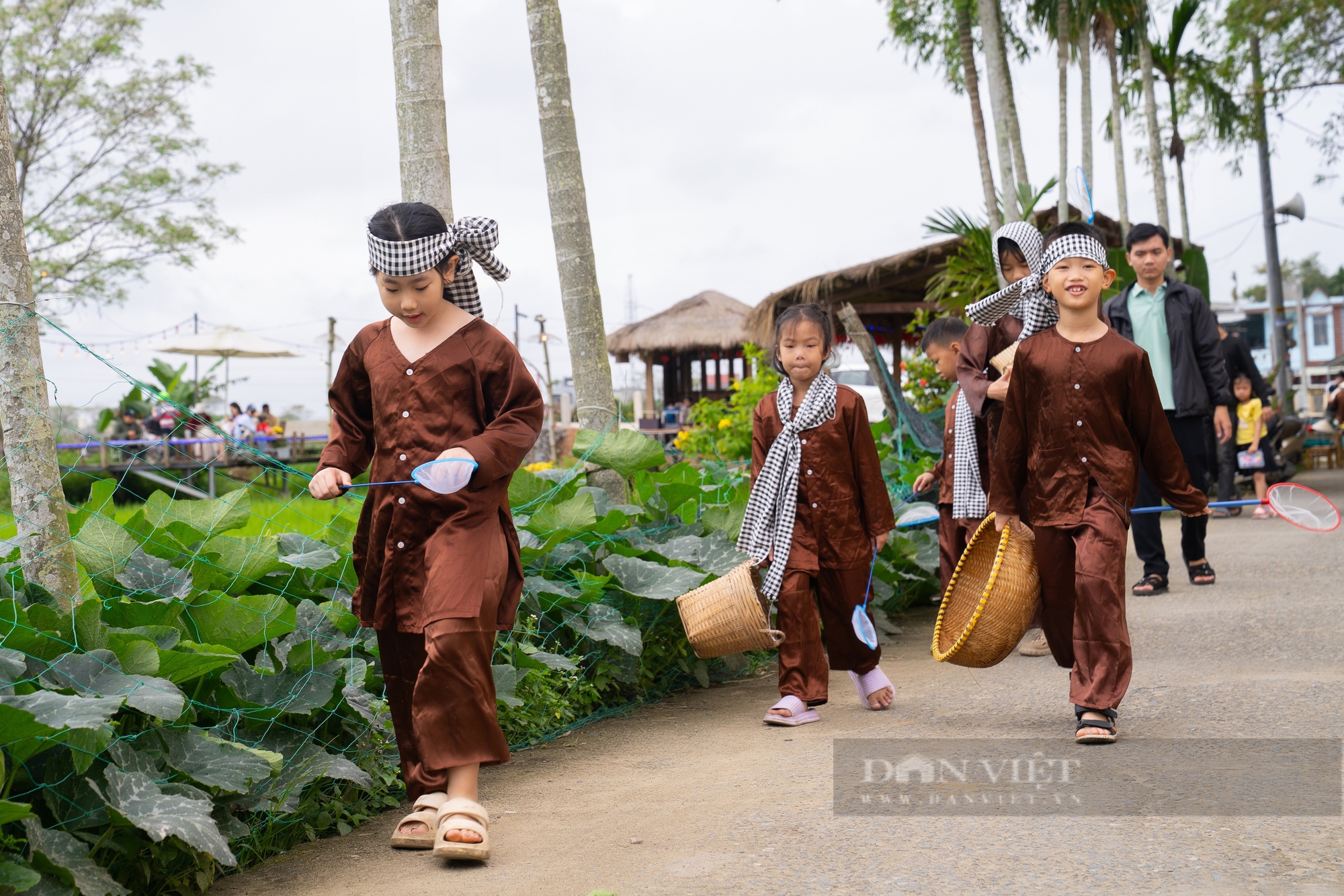 Giới trẻ thích thú chụp ảnh và trải nghiệm trò chơi dân gian tại ngôi làng cổ ở Đà Nẵng- Ảnh 6.