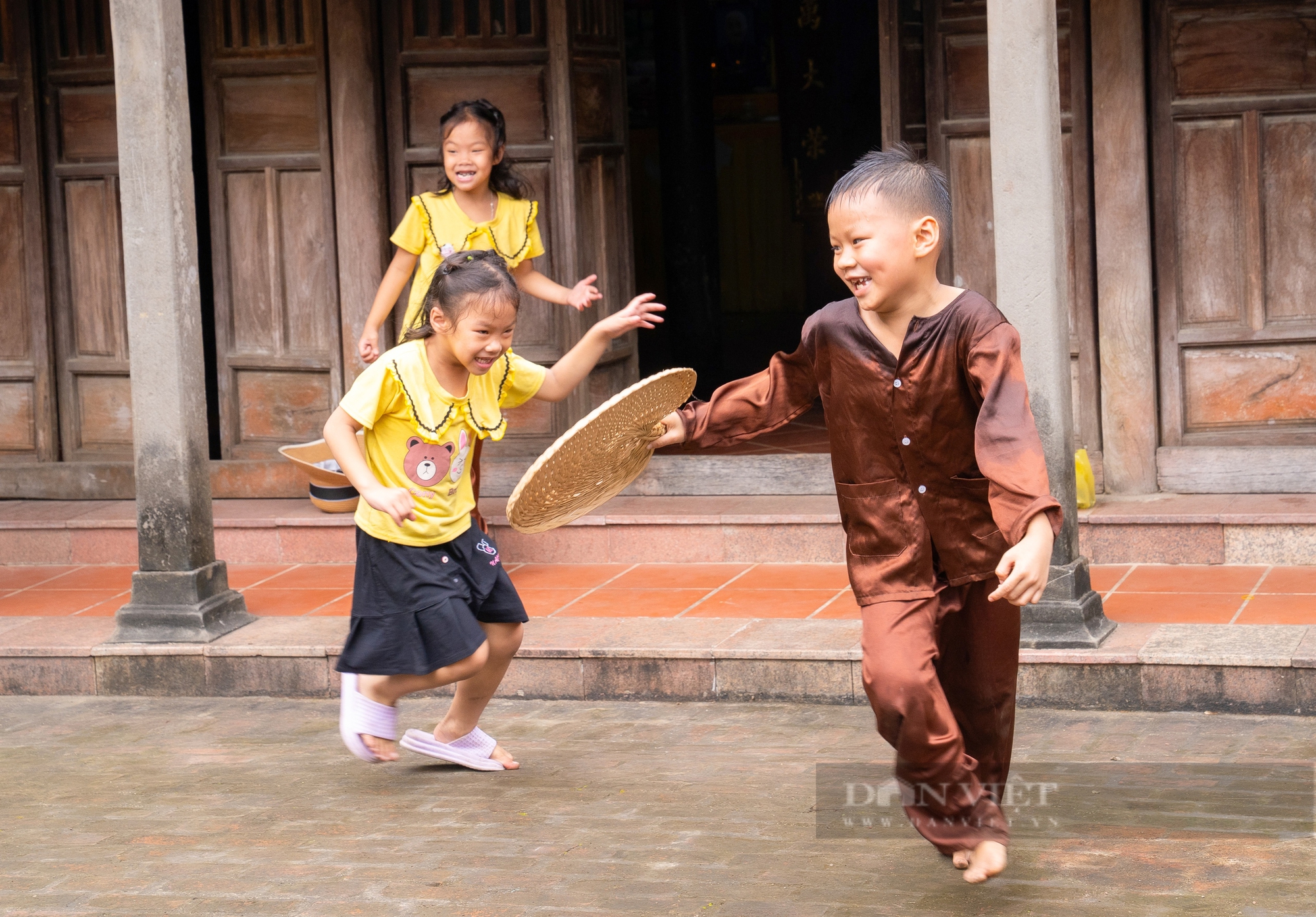 Giới trẻ thích thú chụp ảnh và trải nghiệm trò chơi dân gian tại ngôi làng cổ ở Đà Nẵng- Ảnh 8.