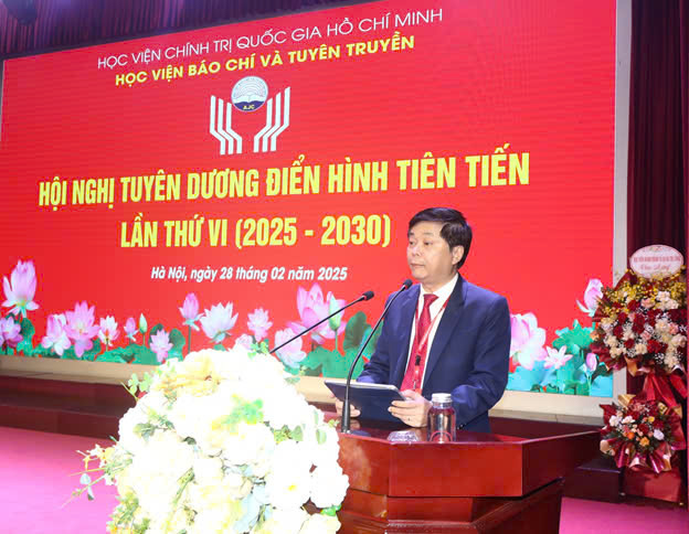 PGS.TS Phạm Minh Sơn - Giám đốc Học viện Báo chí và Tuyên truyền phát biểu khai mạc hội nghị.