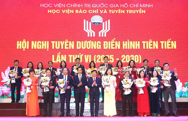 PGS.TS Hoàng Phúc Lâm, PGS.TS Phạm Minh Sơn chụp ảnh lưu niệm với các tập thể, cá nhân được tuyên dương điển hình tiến tiến của Học viện.