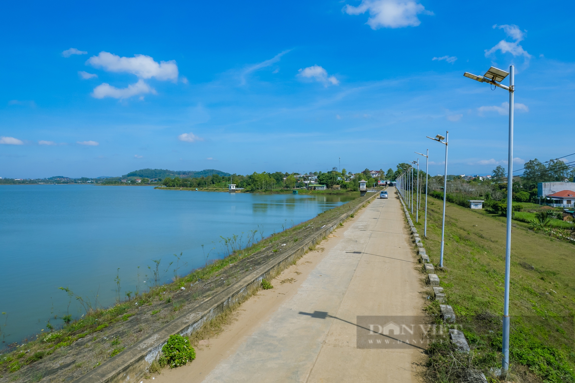 Hồ nước hơn 200ha ở Đắk Lắk: Trên bờ, bà con trồng rau; dưới hồ, cá quẫy - Ảnh 5.