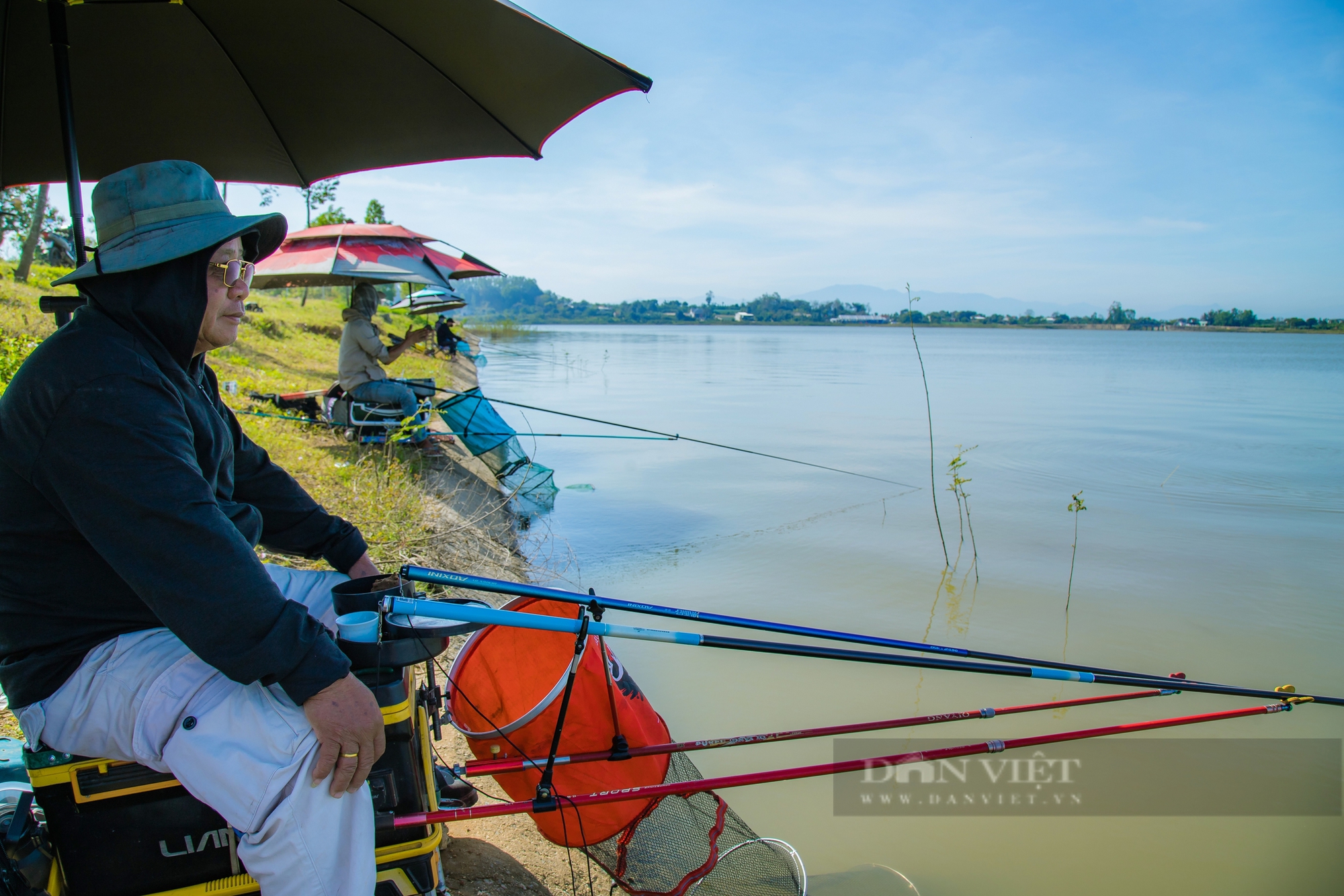 Hồ nước hơn 200ha ở Đắk Lắk: Trên bờ, bà con trồng rau; dưới hồ, cá quẫy - Ảnh 12.