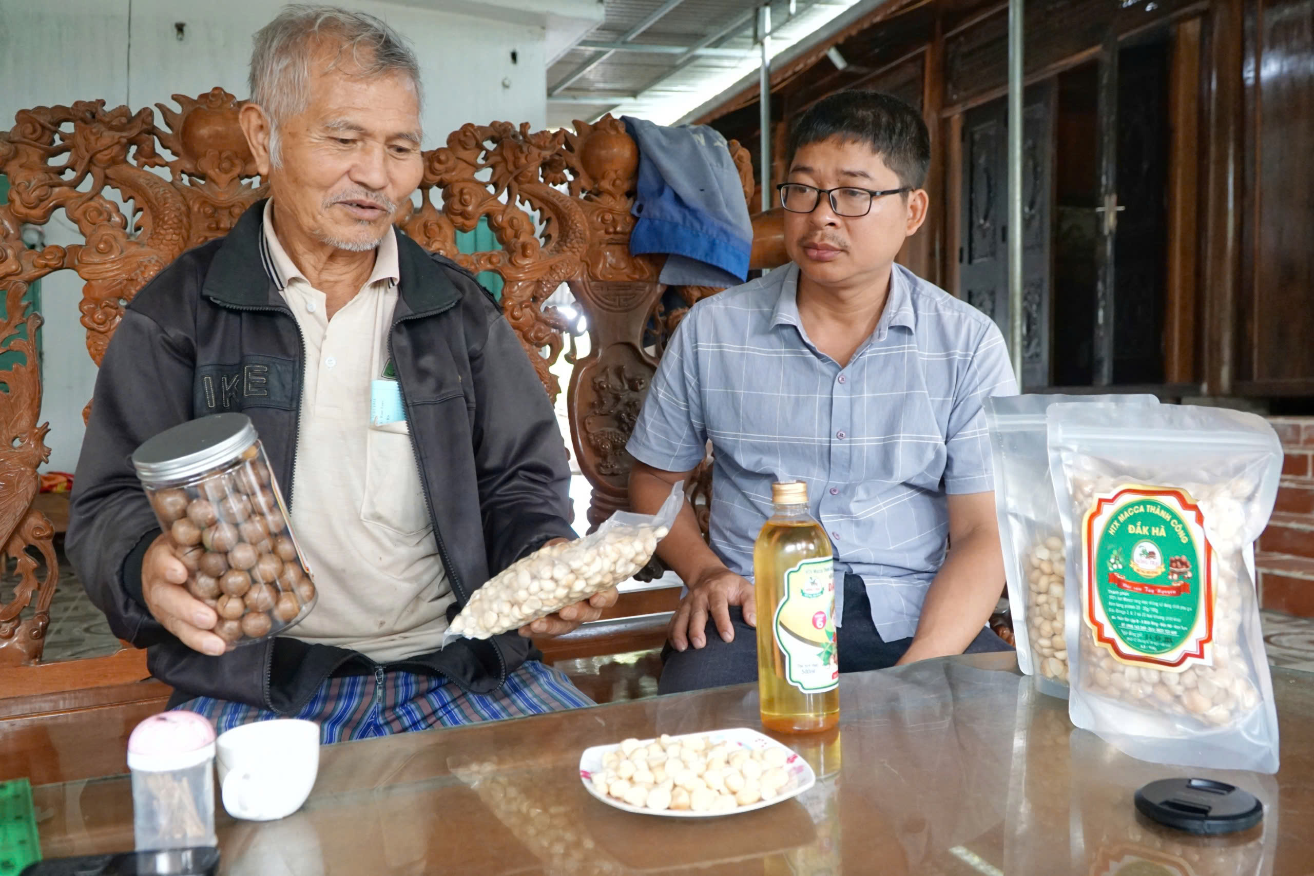 Trồng loại cây cho quả thành chùm, lão nông mua luôn máy chế biến thành sản phẩm thu tiền tỷ mỗi năm - Ảnh 2.