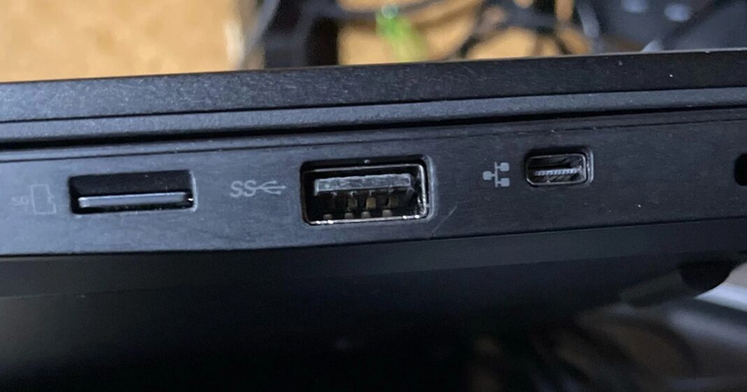 Tại sao một số cổng USB có màu đen?