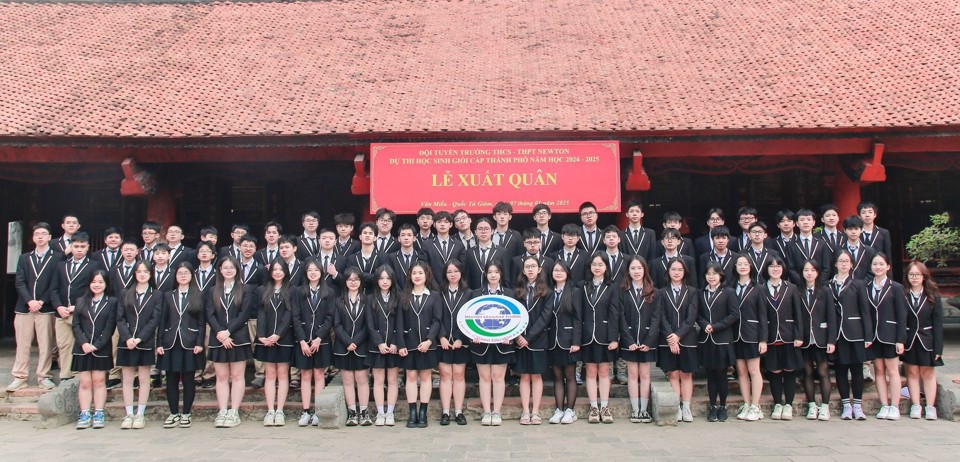 Đội tuyển Trường Newton tham dự kỳ thi học sinh giỏi thành phố lớp 9 và lớp 12 tại lễ xuất quân.