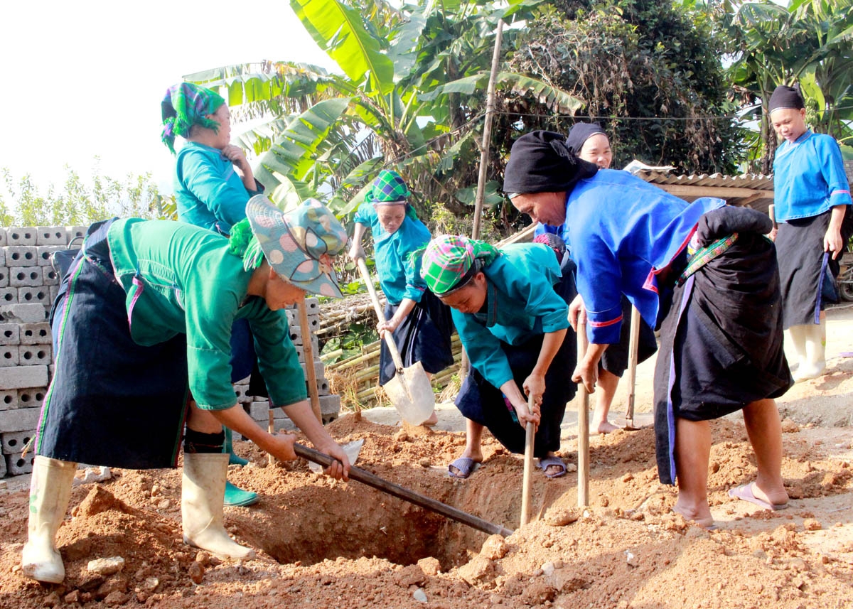 Nhân dân thôn Nà Hu, xã Tụ Nhân, huyện Hoàng Su Phì giúp nhau xoá nhà tạm