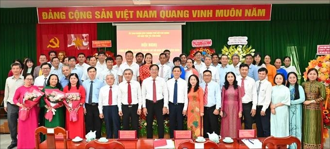 Tập thể cán bộ, công chức, người lao động Sở Dân tộc và Tôn giáo TP. Hồ Chí Minh chụp hình lưu niệm tại hội nghị