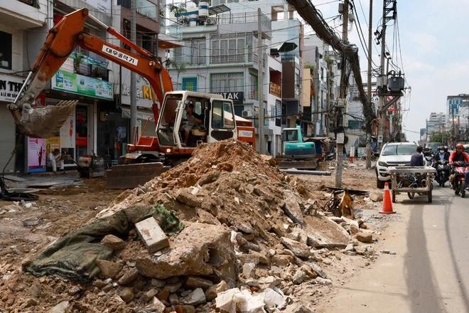 Gấp rút 'dọn' mặt bằng, người dân trông ngày metro số 2 lăn bánh ảnh 3