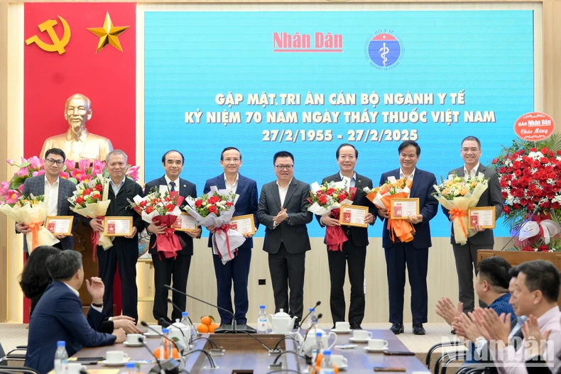 Báo Nhân Dân gặp mặt, tri ân đội ngũ cán bộ ngành y tế ảnh 5