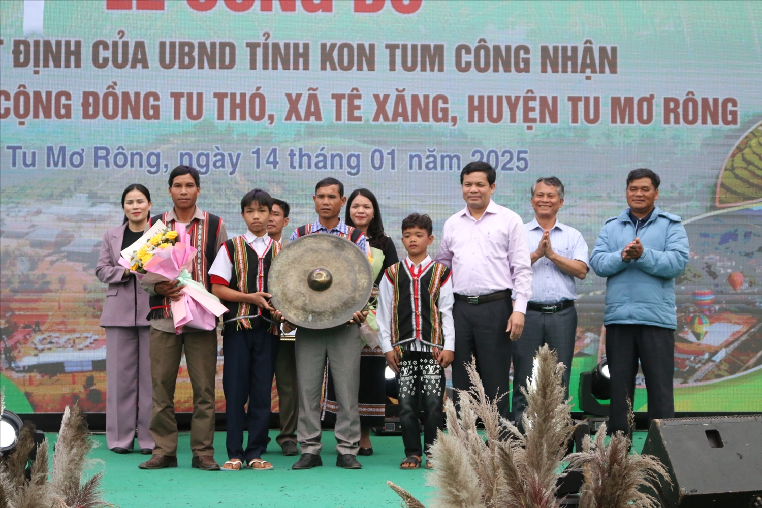 Lãnh đạo tỉnh Kon Tum trao tặng cồng chiêng cho làng Tu Thó, xã Tê Xăng, huyện Tu Mơ Rông để phục vụ du lịch cộng đồng