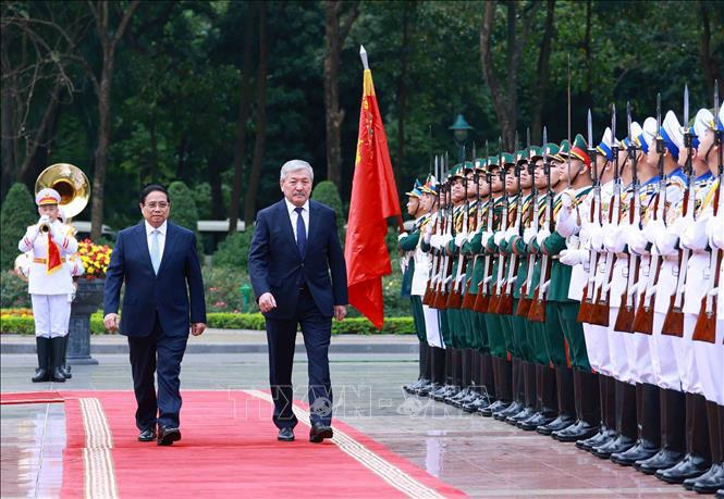 Thủ tướng Phạm Minh Chính chủ trì Lễ đón Thủ tướng Kyrgyzstan Adylbek Kasimalyev thăm chính thức Việt Nam. Ảnh: TTXVN