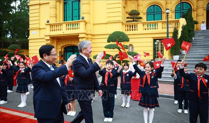 Thủ tướng Phạm Minh Chính và Thủ tướng Kyrgyzstan Adylbek Kasimalyev với thiếu nhi Thủ đô. Ảnh: TTXVN