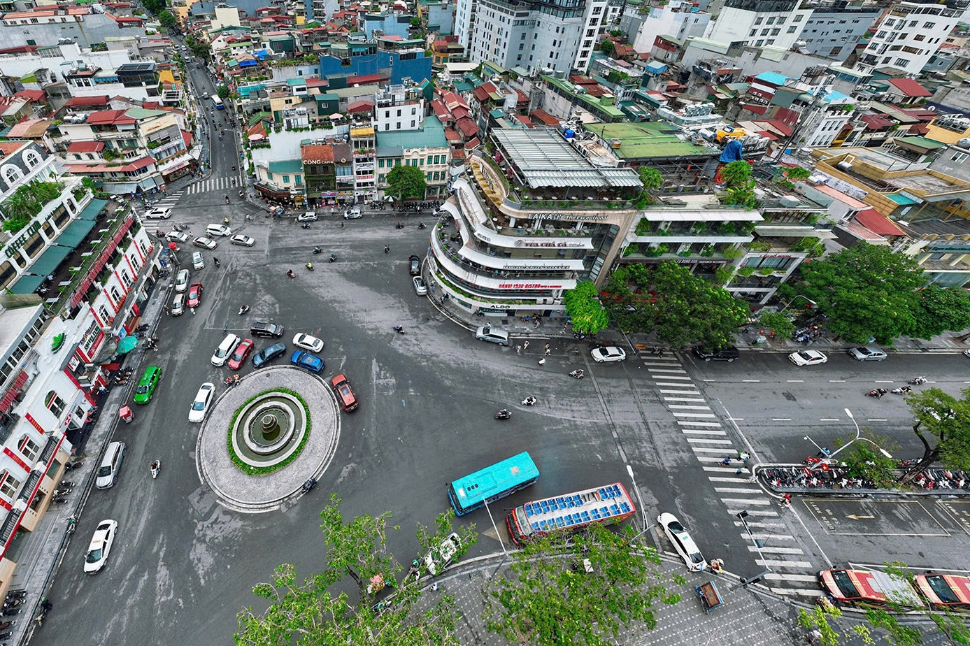 'Hàm cá mập nhận chê bai từ khi xây dựng, cần phá bỏ dành đất cho hồ Gươm'