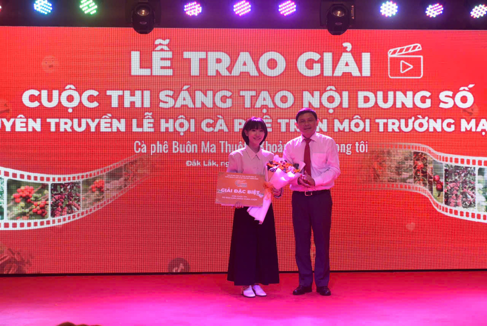 Phó Chủ tịch Thường trực UBND tỉnh Đắk Lắk Nguyễn Tuấn Hà, Trưởng Ban tổ chức Lễ hội Cà phê Buôn Ma Thuột lần thứ 9 năm 2025 trao giải cho tác giả Phạm Phương Uyển, giành giải Đặc biệt với tác phẩm mang tên “Cà phê - Điểm tựa của những giấc mơ".