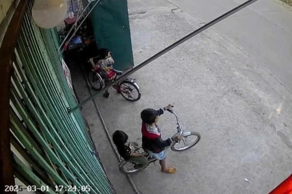 Vụ 3 đứa trẻ đạp xe gần 50km: Người bố buồn vì chưa lo được cho các con - 2 Vụ 3 đứa trẻ đạp xe gần 50km: Người bố buồn vì chưa lo được cho các con - 2