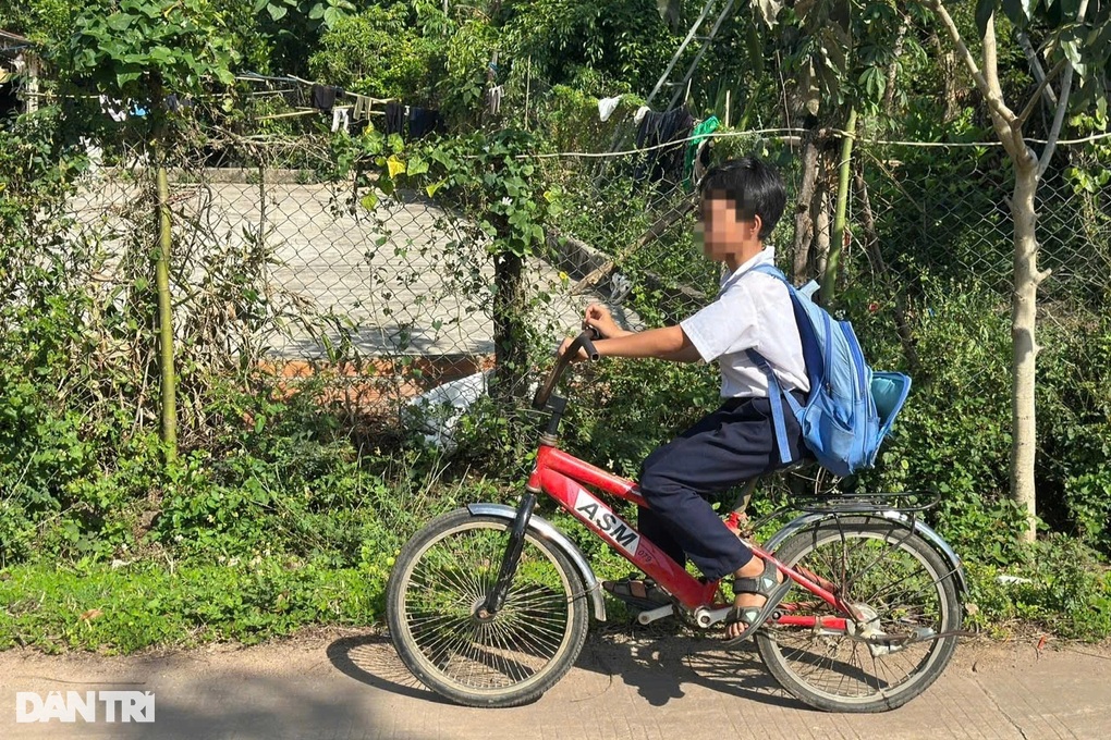 Vụ 3 đứa trẻ đạp xe gần 50km: Người bố buồn vì chưa lo được cho các con - 3 Vụ 3 đứa trẻ đạp xe gần 50km: Người bố buồn vì chưa lo được cho các con - 3