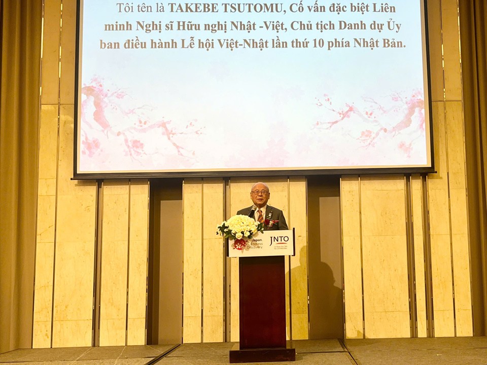 Ông Takebe Tsutomu chia sẻ thông tin du lịch Nhật Bản tại hội thảo.