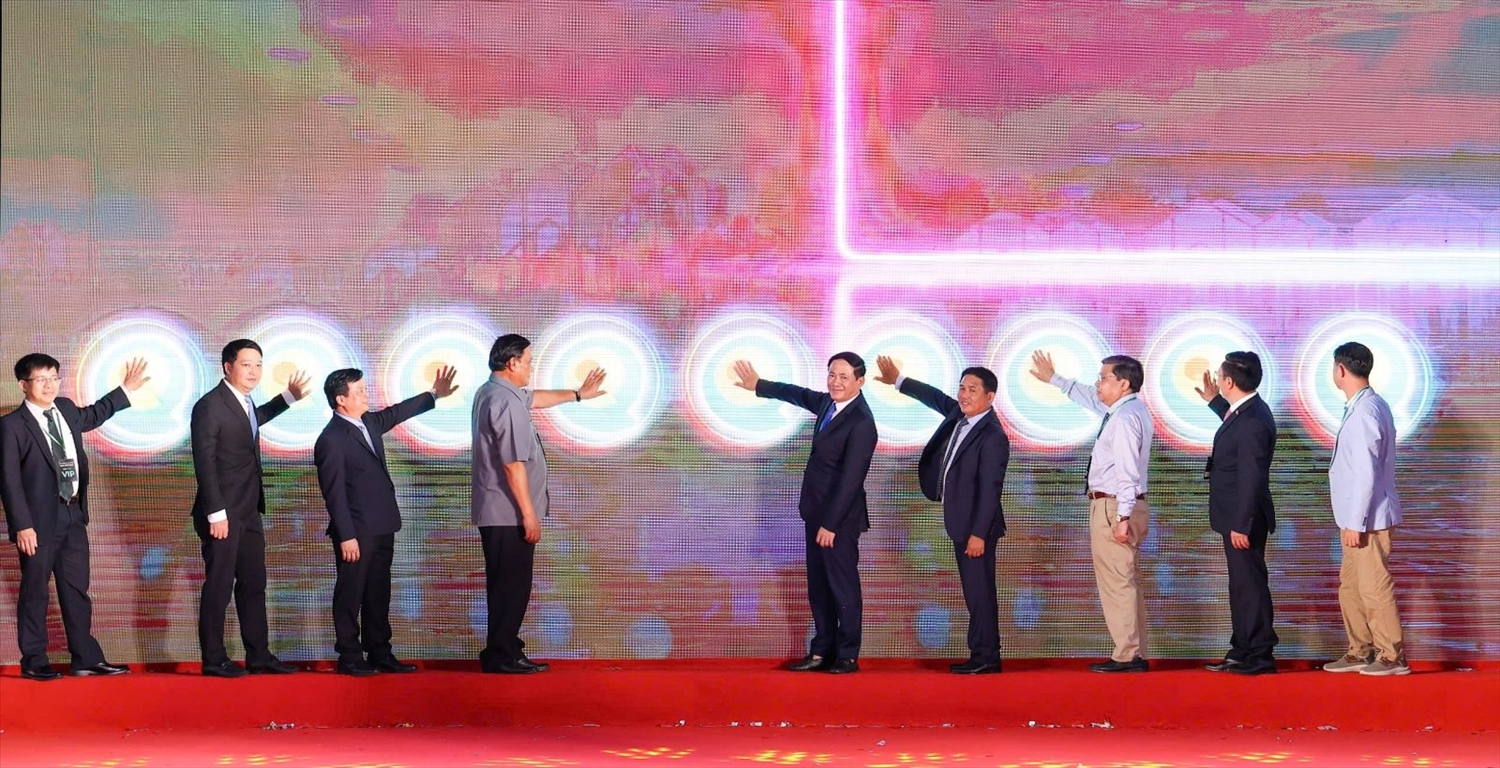 Các đại biểu bấm nút khai mạc Hội chợ. Các đại biểu bấm nút khai mạc Hội chợ.