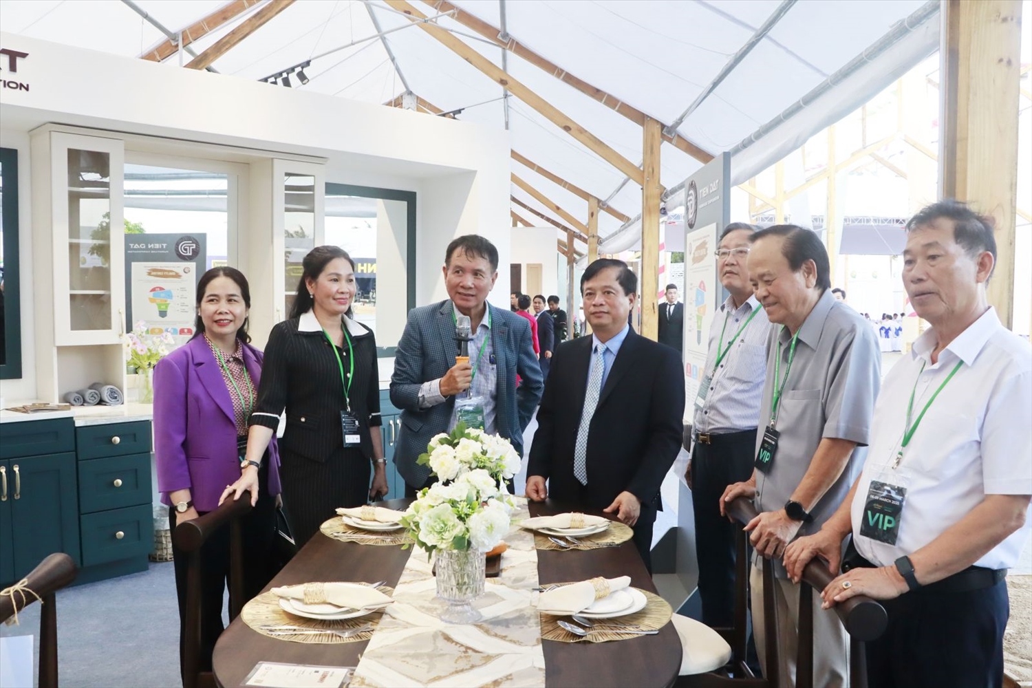Hội chợ năm nay có sự tham gia của hơn 100 doanh nghiệp về gỗ. Hội chợ năm nay có sự tham gia của hơn 100 doanh nghiệp về gỗ.