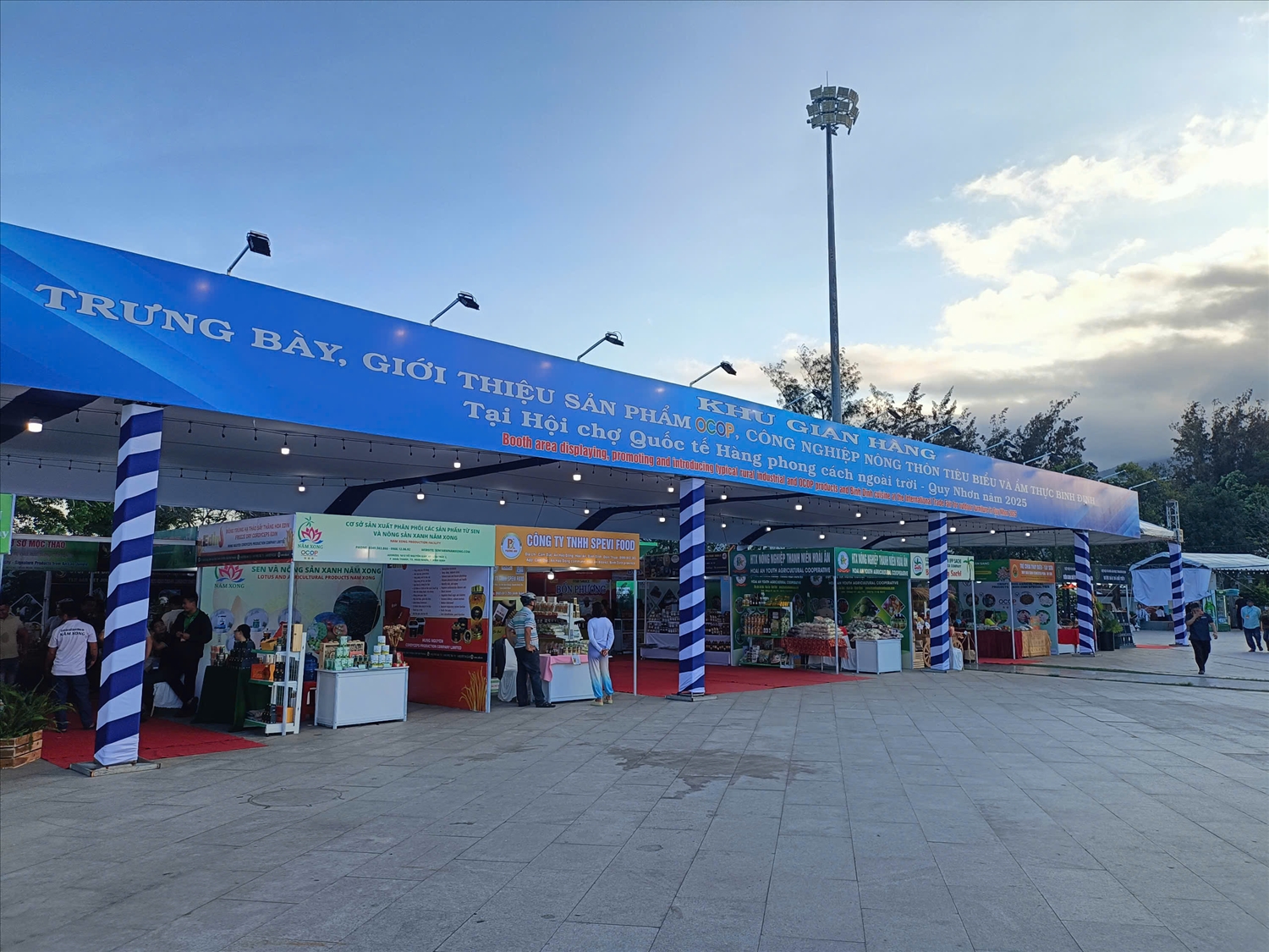 Tại Hội chợ còn có trưng bày các sản phẩm OCOP của nhiều địa phương. Tại Hội chợ còn có trưng bày các sản phẩm OCOP của nhiều địa phương.