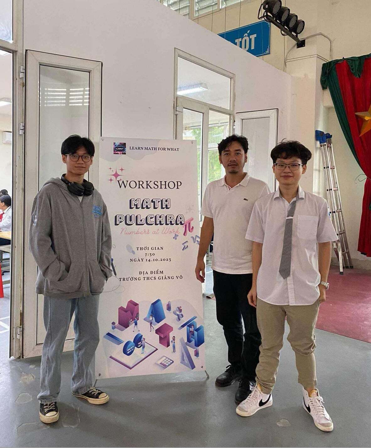 Tiến Đạt (bên trái) cùng thầy và bạn trong hội thảo toán học ở trường THCS Giảng Võ, tháng 10/2023.