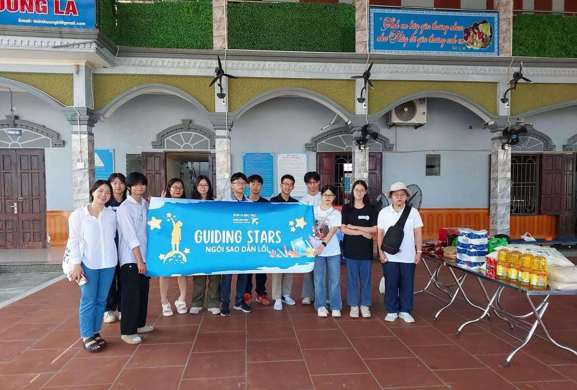 Đạt và các thành viên trong CLB thiện nguyện Guiding Stars tham gia gây quỹ ủng hộ trẻ khuyết tật, tháng 10/2024.