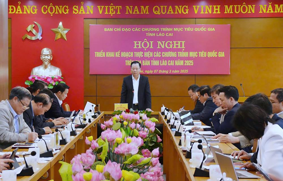 Phó Chủ tịch thường trực UBND tỉnh, Phó Trưởng Ban thường trực Ban Chỉ đạo các chương trình MTQG tỉnh Lào Cai Hoàng Quốc Khánh phát biểu tại Hội nghị. Ảnh: LCĐT.