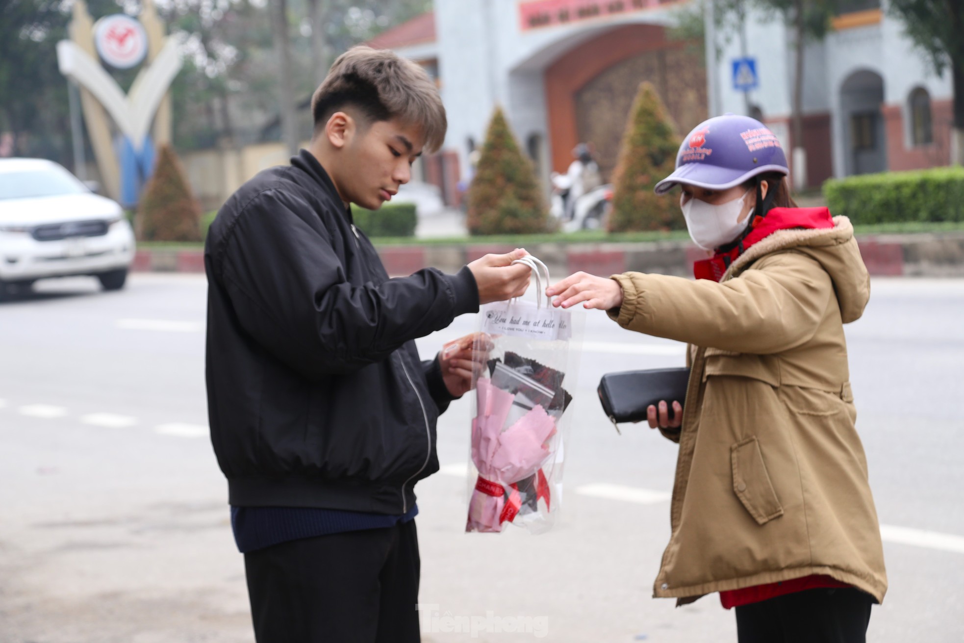 Hoa, quà tặng ngóng khách trong ngày dành cho “một nửa thế giới” ảnh 5