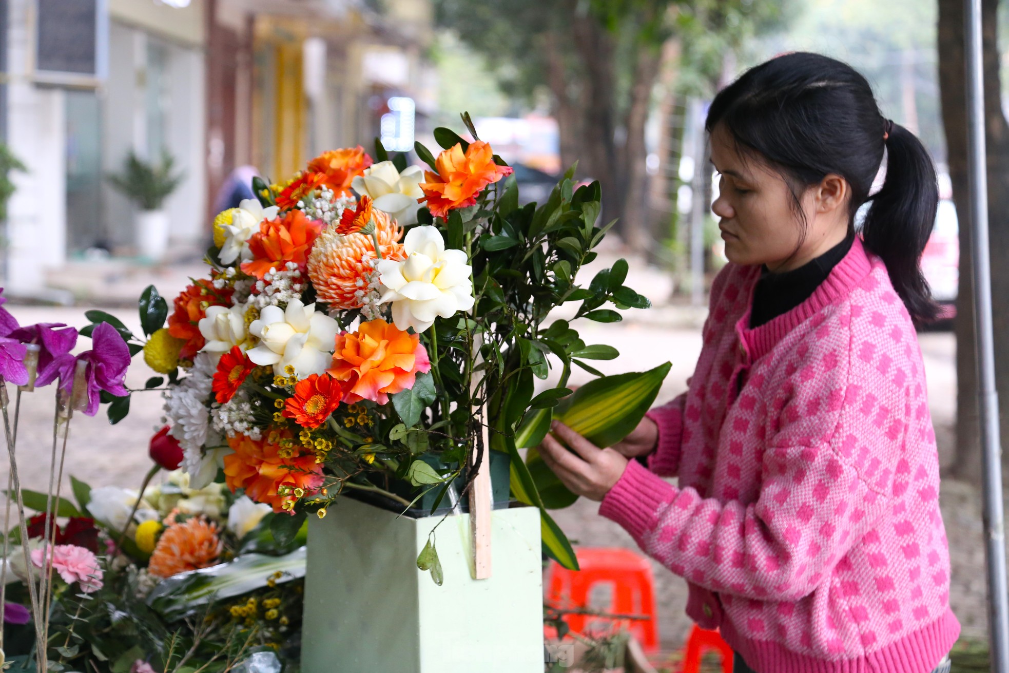 Hoa, quà tặng ngóng khách trong ngày dành cho “một nửa thế giới” ảnh 15