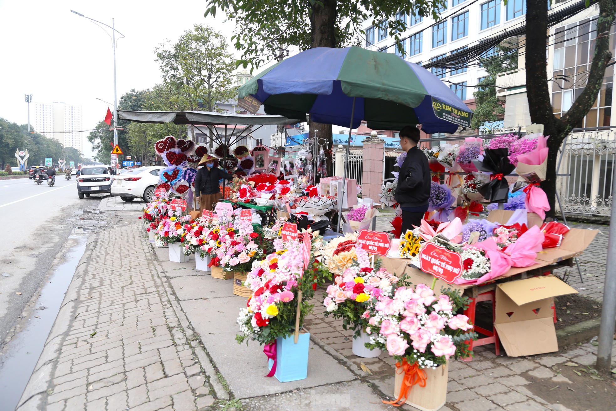 Hoa, quà tặng ngóng khách trong ngày dành cho “một nửa thế giới” ảnh 16